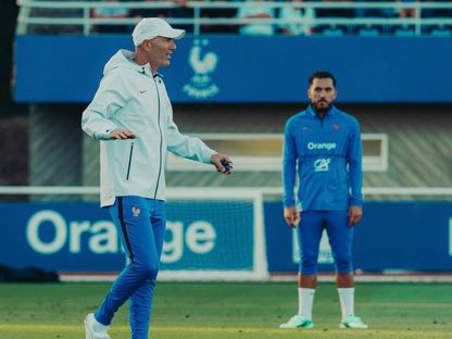 زين الدين زيدان خلال تدريبات منتخب فرنسا قبل مباراة تركيا بدوري الأمم الأوروبية - 23 سبتمبر 2026 - X/equipedefrance