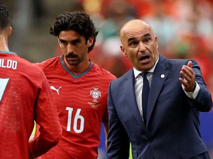 كريستيانو رونالدو وفرانشيسكو ترينكاو مع مدرب البرتغال روبرتو مارتينيز خلال مباراة أوزبكستان في كأس العالم - 23 يونيو 2026 - reuters
