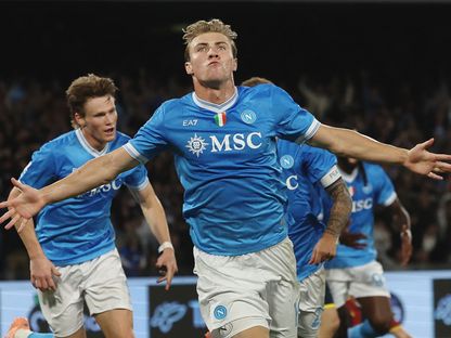 راسموس هويلوند بعد تسجيله هدفاً لنابولي في مرمى جنوى بالدوري الإيطالي - 5 أكتوبر 2025 - Reuters