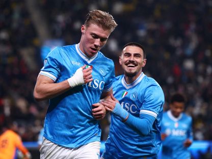 راسموس هويلوند مهاجم نابولي يحتفل بهدفه في مرمى ميلان في كأس السوبر الإيطالية - 18 ديسمبر 2025 - Reuters