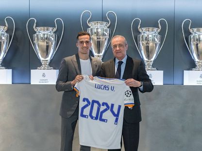 لوكاس فاسكيز (يسار) رفقة فلورنتينو بيريز رئيس ريال مدريد - TWITTER/@realmadrid