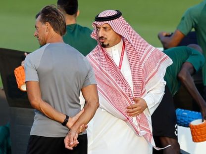 ياسر المسحل رئيس الاتحاد السعودي لكرة القدم يتحدث مع مدرب المنتخب السابق هيرفي رونار في حصة تدريبية - 20 نوفمبر 2022 - AFP