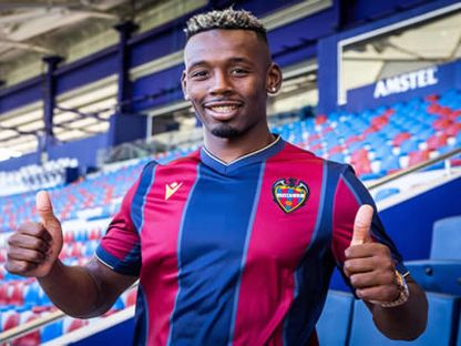 محمد بولديني مهاجم نادي ليفانتي الإسباني - صورة للاعب محمد بولديني أثناء توقيعه عقد انتقاله في صفوف نادي ليفانتي