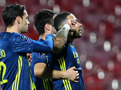 مهاجم ليون الهولندي ممفيس ديباي يحتفل مع زملائه عقب تسجيل هدف في شباك بريست - AFP