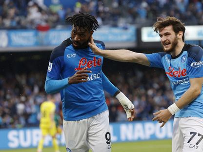 زامبو أنغويسا لاعب نابولي يحتفل مع زميله خفيشا كفاراتسكيليا بهدفه في شباك إنتر - 21 مايو 2023 - Reuters