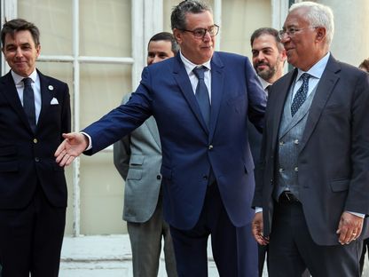 رئيس الوزراء البرتغالي أنطونيو كوستا (يمين) ونظيره المغربي عزيز أخنوش قبل لقائهما في لشبونة - 12 مايو 2023 - AFP