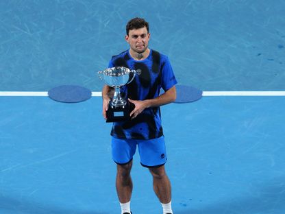 الروسي أصلان كاراتسيف يحمل كأس بطولة سيدني للتنس - TWITTER/@AustralianOpen