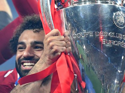 محمد صلاح يرفع "كأس الأندية الأوروبية للأبطال" بعد فوزه في مباراة"ليفربول" و"توتنهام" في مدريد. يونيو 2019 - AFP