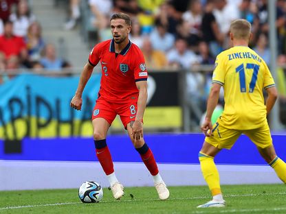 جوردان هندرسون لاعب منتخب إنجلترا في مواجهة أوليكساندر زينشينكو لاعب منتخب أوكرانيا - 9 سبتمبر 2023 - X/England