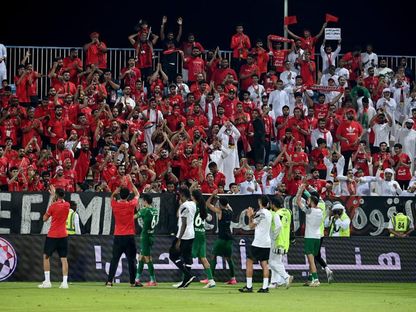 احتفال لاعبي شباب الأهلي دبي مع جمهور الفريق بعد التتويج بلقب الدوري الإماراتي - 6 مايو 2023  - Twitter/@UAEProLeague 