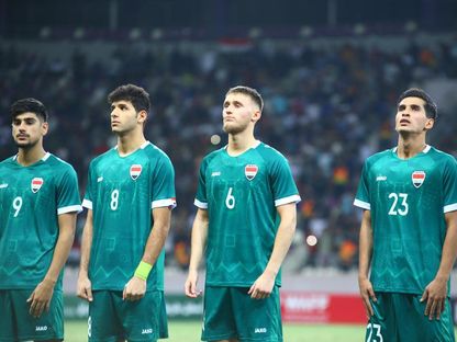 لاعبو منتخب العراق الأولمبي أثناء ترديد النشيد الوطني قبل مباراة عمان بكأس غرب آسيا - 18 يونيو 2023 - Facebook/Iraq Football Association