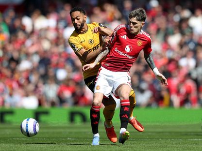 ماتيوس كونيا لاعب ولفرهامبتون في كرة مشتركة مع أليخاندرو غارناتشو لاعب مانشستر يونايتد - 20 أبريل 2025 - Reuters