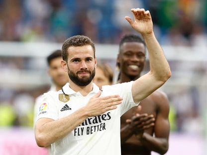 ناتشو فرنانديز يحيّي جمهور ريال مدريد خلال مباراة ضد أتلتيك بلباو على ملعب "سانتياغو برنابيو" - 4 يونيو 2023 - Anadolu Agency via AFP