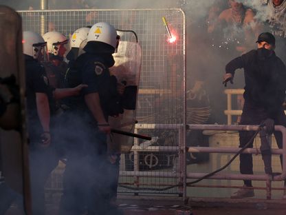 أعمال شغب بين جماهير باوك وباناثنيكوس في نهائي كأس اليونان - 22 مايو 2022 - REUTERS