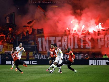 جمهور الدوري الفرنسي يشعل الشماريخ في مباراة رين ولانس - Reuters