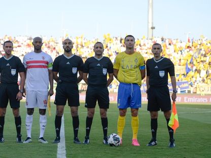 الحكم المغربي رضوان جيد قبل انطلاق مباراة النصر السعودي والزمالك المصري في كأس الملك سلمان - 3 أغسطس 2023 - Twitter/UAFAAC