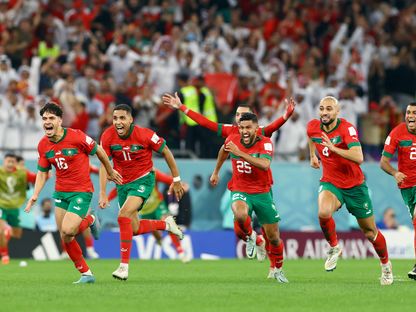 لاعبو المغرب يحتفلون بعد الفوز على إسبانيا في ثمن نهائي كأس العالم - 6 ديسمبر 2022 - reuters