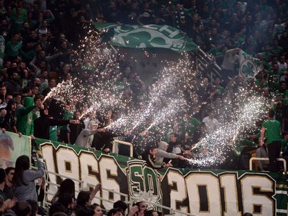 مشجعو باناثينايكوس أثينا خلال مباراة الدوري الأوروبي لكرة السلة - AFP