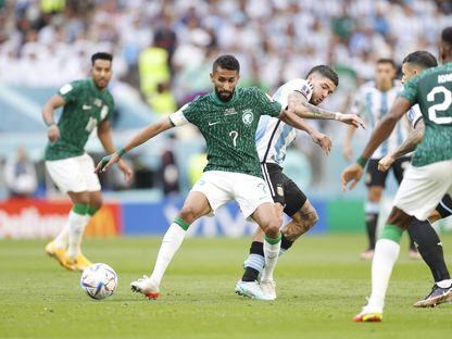 السعودي سلمان الفرج خلال صراع على الكرة مع الأرجنتيني رودريغو دي بول - 22 نوفمبر 2022 - REUTERS