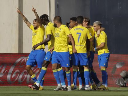لاعبو قادش يحتفلون بأحد أهدافهم في مرمى أتلتيكو مدريد - رويترز