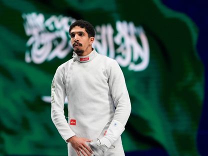 خليفة العميري لاعب المنتخب السعودي للمبارزة يتوج بأول ميدالية في تاريخ بلاده ببطولات العالم للمبارزة - 26 يوليو 2026 - X/@FencingKsa