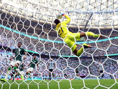 حارس المرمى السعودي محمد العويس يصدّ كرة خطرة للأرجنتين في ملعب لوسيل - 22 نوفمبر 2022 - REUTERS