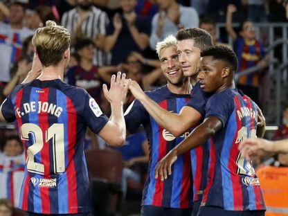لاعبو برشلونة يحتفلون بعد تسجيل سيرجي روبرتو الهدف الرابع في شباك بلد الوليد - 28 أغسطس 2022 - REUTERS
