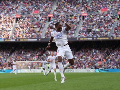 فرحة دافيد ألابا لاعب ريال مدريد بعد تسجيله الهدف الأول في مرمى برشلونة - REUTERS