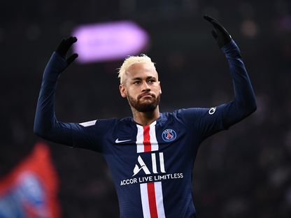 مهاجم باريس سان جيرمان البرازيلي نيمار دا سيلفا يحتفل بتسجيل هدف - AFP