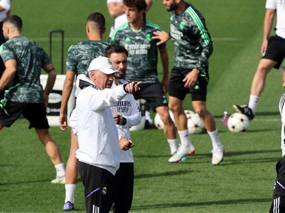 كارلو أنشيلوتي يقود حصة تدريبية لريال مدريد قبل مواجهة شاختار في دوري أبطال أوروبا - 4 أكتوبر 2022 - AFP
