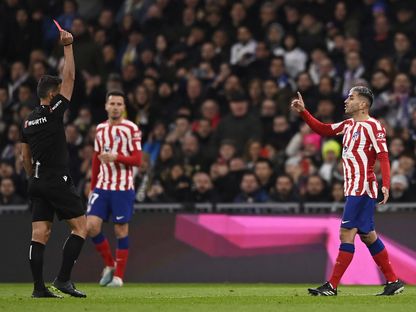 لحظة طرد لاعب أتلتكيو مدريد أنخيل كوريا خلال مواجهة الديربي أمام ريال مدريد - afp
