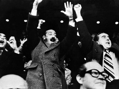 رئيس المجلس العسكري الحاكم في الأرجنتين الجنرال خورخي فيديلا (وسط) يحتفل بهدف للأرجنتين في مرمى ألمانيا خلال كأس العالم 1978 - REUTERS