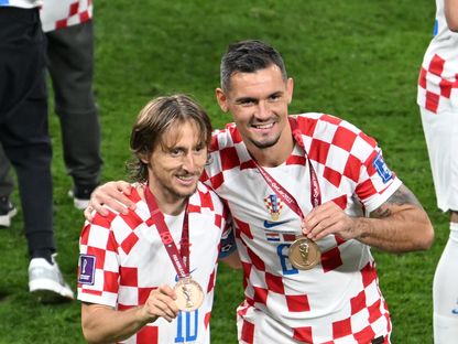 لوكا مودريتش وديان لوفرين يحتفلان بعد فوز كرواتيا بالمركز الثالث في كأس العالم 2022 - 17 ديسمبر 2022 - AFP