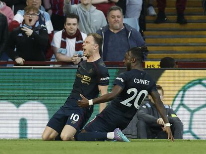 مهاجم بيرنلي آشلي بارنز يحتفل مع زميله مكسويل كورنيه بعد تسجيله هدفاً في شباك أستون فيلا - Action Images via Reuters