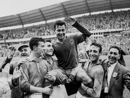 لاعبو المنتخب الفرنسي يحملون الأسطورة الراحل جوست فونتين بعد تحقيق المركز الثالث في كأس العالم 1958 - 29 يونيو 1958 - TWITTER/@fifaworldcup_ar