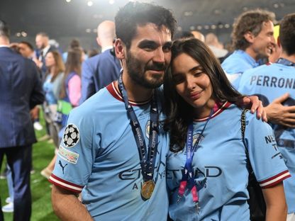 إيلكاي غوندوغان وزوجته سارة عرفاوي يحتفلان بإحراز مانشستر سيتي دوري أبطال أوروبا بعد فوزه على إنتر ميلان - 11 يونيو 2023 -  Anadolu Agency via AFP