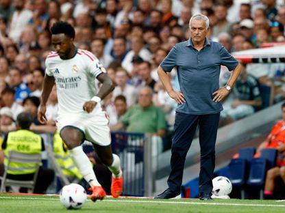 جوزيه مورينيو مدرب ريال مدريد يراقب فينيسيوس خلال لقاء ملقة - 30 أغسطس 2026 - Reuters