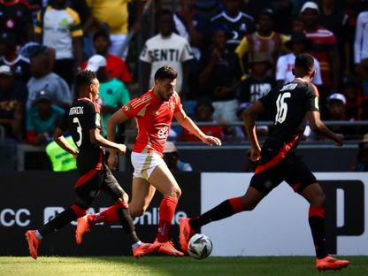 أكرم توفيق لاعب الأهلي في صراع على الكرة مع لاعبي أورلاندو بيراتس - 7 ديسمبر 2024 - fb/Al Ahly