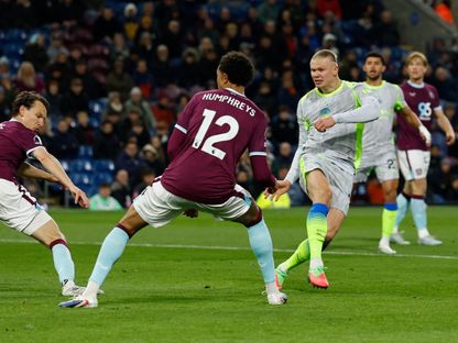 إيرلينغ هالاند يسدد الكرة خلال مواجهة مانشستر سيتي وبيرنلي - 22 أبريل 2026 - REUTERS