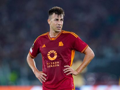 ستيفان الشعراوي لاعب روما الإيطالي في مواجهة سيرفيت في الدوري الأوروبي - 5 أكتوبر 2023 - AFP