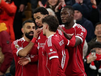 إبراهيما كوناتي مدافع ليفربول (يمين) يحتفل مع محمد صلاح وزملائه بهدف ضد برايتون - 13 ديسمبر 2025 - Reuters