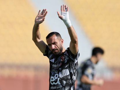 علي معلول نجم الأهلي يحيي الجمهور قبل مواجهة فاركو بكأس عاصمة مصر - 17 أبريل 2025 - x/ahlyegypt