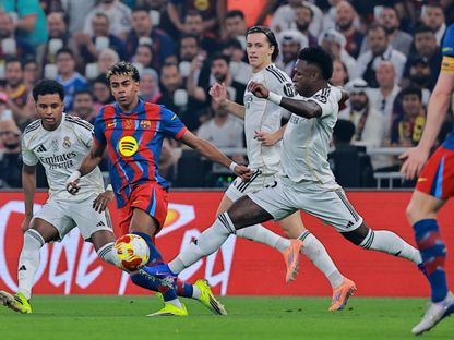 صراع على الكرة بين لامين يامال وفينيسيوس جونيور خلال مباراة ريال مدريد وبرشلونة في نهائي السوبر الإسباني - 11 يناير 2026 - REUTERS