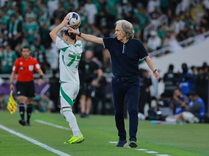 جورجي جيسوس مدرب الهلال يوجه النصائح للاعبيه خلال مباراة الأهلي بنصف نهائي دوري أبطال آسيا للنخبة - 29 أبريل 2025 - X/@aawsat_spt