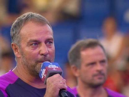 هانزي فليك يخاطب جمهور برشلونة قبل مواجهة كومو الإيطالي على كأس خوان غامبر - 10 أغسطس 2025 - X/@FCBarcelona_es