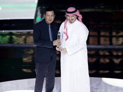 ياسر المسحل رئيس الاتحاد السعودي لكرة القدم يتسلم جائزة أفضل اتحاد وطني حفل جوائز الاتحاد الآسيوي - 16 أكتوبر 2025 - x@saudiFF