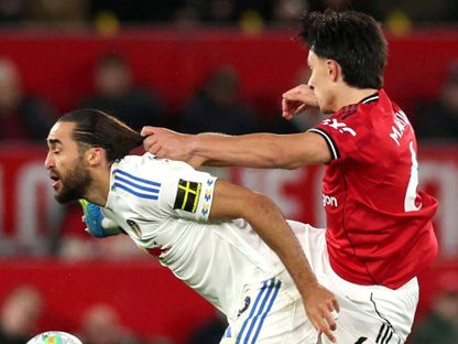 ليساندرو مارتينيز يجذب دومينيك كالفيرت ليوين من شعره ويتعرض للطرد في مباراة مانشستر يونايتد وليدز يونايتد - 13 أبريل 2026 - Reuters