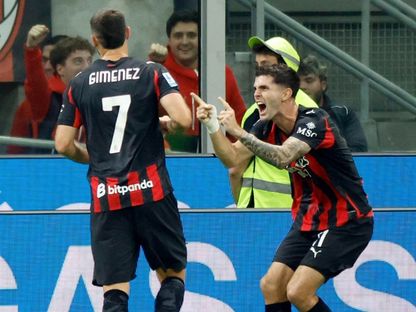 كريستيان بوليسيتش يحتفل مع سانتياغو خيمينيز في مباراة ميلان ونابولي بالدوري الإيطالي 28 سبتمبر 2025 - Reuters