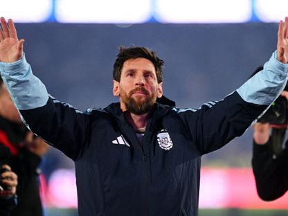 ليونيل ميسي يحيّي الجمهور بعد مباراته الأخيرة مع الأرجنتين ضد بنين - 6 أكتوبر 2026 - REUTERS