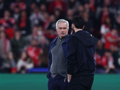 جوزيه مورينيو مدرب بنفيكا في حديث مع مدرب ريال مدريد ألفارو أربيلوا بعد واقعة فينيسيوس وبريستياني في ذهاب ملحق ثمن نهائي أبطال أوروبا - 19 فبراير 2026 - Reuters